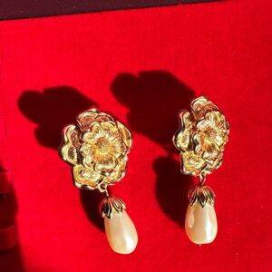 Vintage Avon Designer Style Pierced Earrings Gold Tone Lg Floral W Pearl Drop
